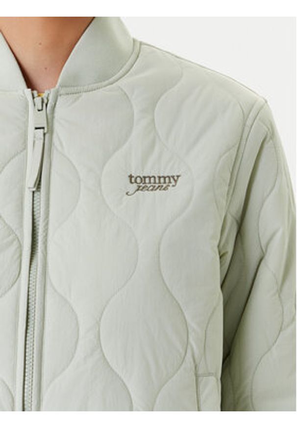 Tommy Jeans Kurtka przejściowa DW0DW20962 Zielony Regular Fit. Kolor: zielony. Materiał: syntetyk