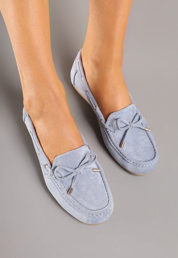 Renee - Niebieskie Mokasyny z Ekozamszu Zdobione Wiązaniem z Kokardą Sonilora. Okazja: na co dzień. Kolor: niebieski. Materiał: jeans. Wzór: aplikacja. Obcas: na obcasie. Styl: elegancki, casual. Wysokość obcasa: niski