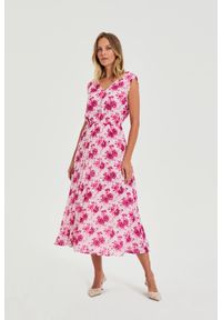 MOODO - Sukienka midi w kwiaty różowa. Kolor: różowy. Materiał: poliester. Wzór: kwiaty. Długość: midi #1