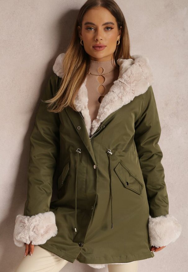 Renee - Ciemnozielona Kurtka Parka z Futerkiem Teyo. Kolor: zielony. Materiał: futro. Sezon: jesień, zima