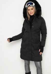 Born2be - Czarna Kurtka Pikowana o Długim Fasonie z Kapturem i Futrem Vertizola. Okazja: na spacer, na co dzień. Typ kołnierza: kaptur. Kolor: czarny. Materiał: futro. Długość: długie. Styl: elegancki, casual #1