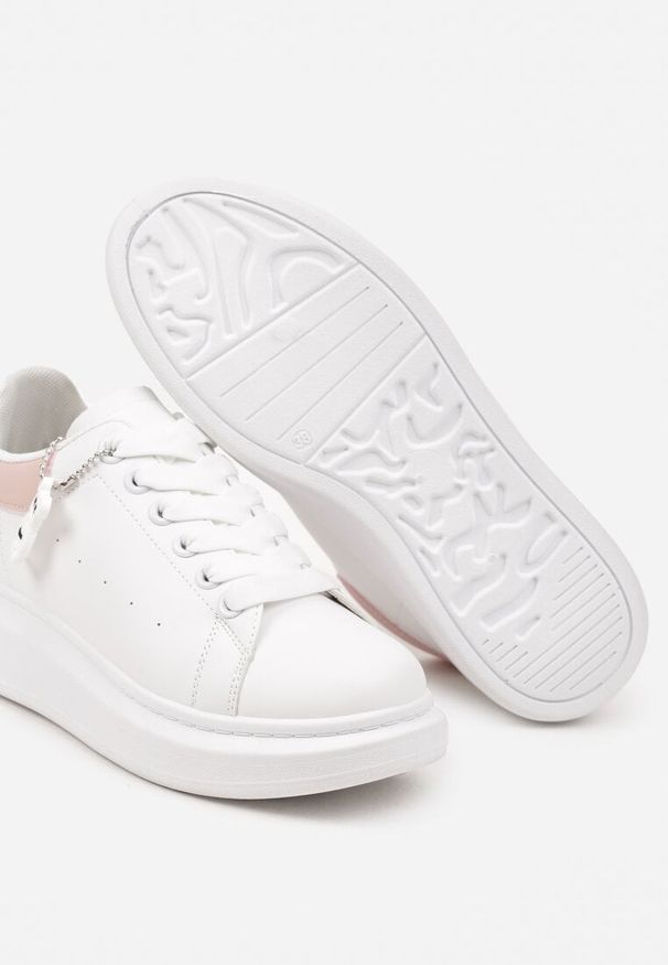 Renee - Biało-Różowe Casualowe Sneakersy z Zawieszką Misiem Ulevidia. Okazja: na co dzień. Zapięcie: sznurówki. Kolor: biały. Materiał: jeans. Wzór: aplikacja. Sezon: lato, wiosna