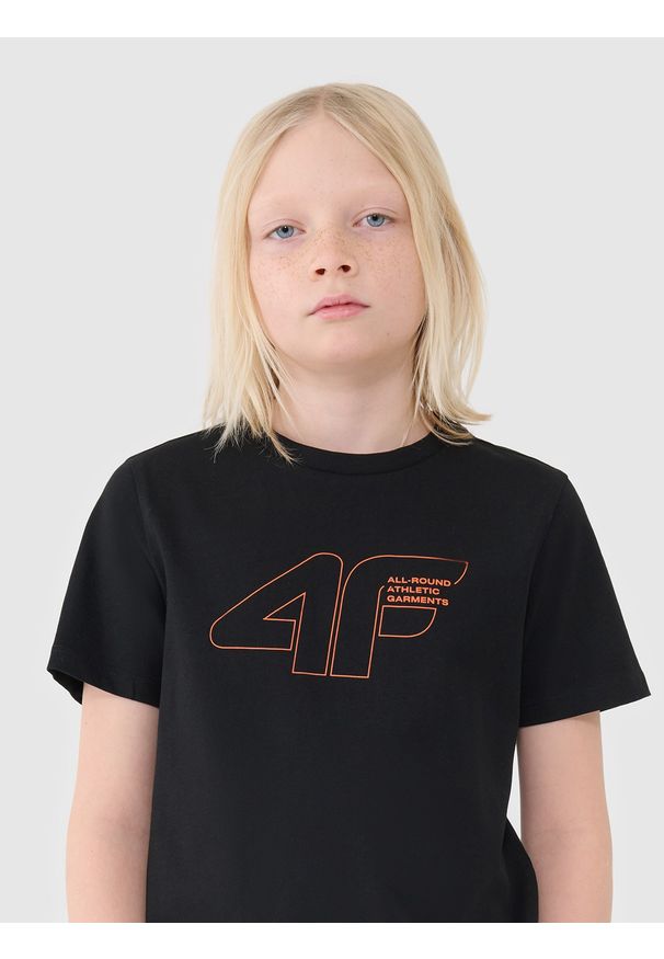 4f - 4F T-shirt regular z nadrukiem chłopięcy - czarny 122 (6-7 lat). Okazja: na co dzień. Kolor: czarny. Materiał: bawełna, jersey, dzianina. Długość rękawa: krótki rękaw. Długość: krótkie. Wzór: nadruk. Sezon: lato. Styl: sportowy, klasyczny, casual