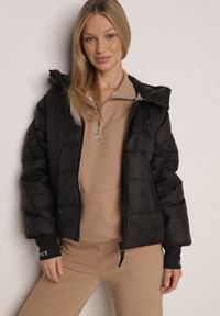 Born2be - Czarna Przejściowa Kurtka Pikowana z Kapturem i Napisami na Rękawach Althone. Okazja: na co dzień. Typ kołnierza: kaptur. Kolor: czarny. Materiał: poliester. Wzór: napisy. Styl: casual #1