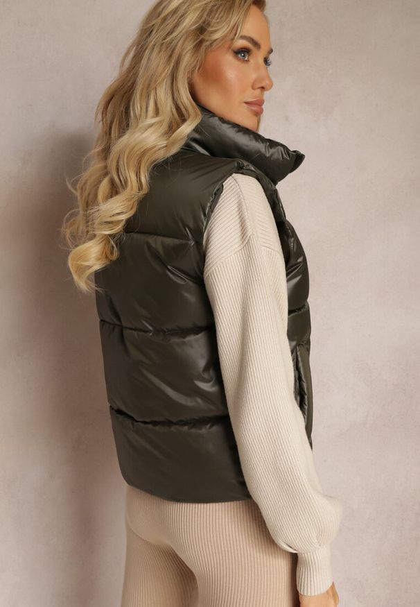 Renee - Ciemnozielona Pikowana Kamizelka z Szerokim Kołnierzem Cerissa. Kolor: zielony. Wzór: aplikacja