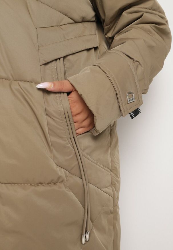 Born2be - Ciemnobeżowa Jednorzędowa Kurtka o Długim Fasonie Ocieplana Kailoria. Okazja: na co dzień. Kolekcja: plus size. Kolor: beżowy. Materiał: jeans. Długość rękawa: długi rękaw. Długość: długie. Sezon: zima. Styl: casual, klasyczny
