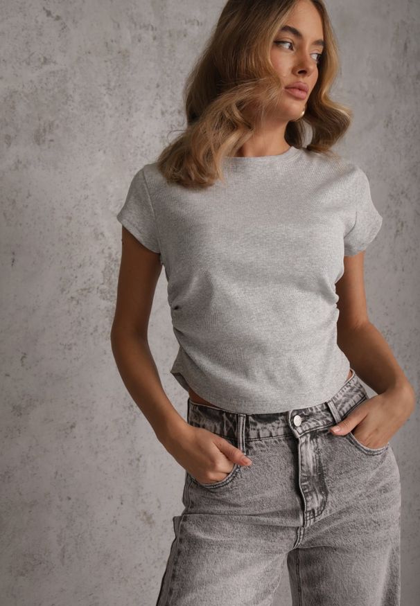 Renee - Szary Dopasowany T-shirt z Marszczeniem z Bawełnianej Tkaniny w Prążki Assarena. Okazja: na co dzień. Kolor: szary. Materiał: bawełna, tkanina. Wzór: prążki. Styl: elegancki, casual