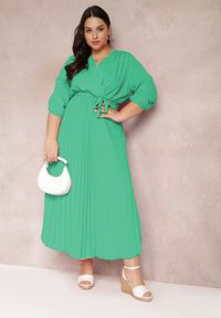 Renee - Zielona Kopertowa Sukienka z Gumką i Paskiem w Talii Zdobiona Plisowaniem Kaylina. Kolekcja: plus size. Kolor: zielony. Wzór: aplikacja. Typ sukienki: kopertowe #5