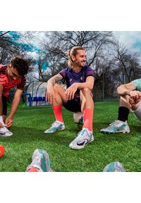 KIPSTA - Koszulka piłkarska Kipsta Viralto II edycja „AG” Antoine Griezmann. Kolor: pomarańczowy, fioletowy, różowy, wielokolorowy, niebieski. Materiał: tkanina, elastan, materiał, prążkowany, poliester. Sport: piłka nożna #1