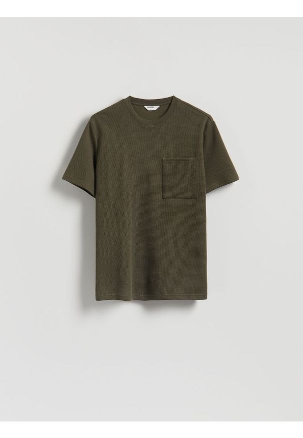 Reserved - Strukturalny t-shirt comfort fit - oliwkowy. Kolor: oliwkowy. Materiał: bawełna, dzianina