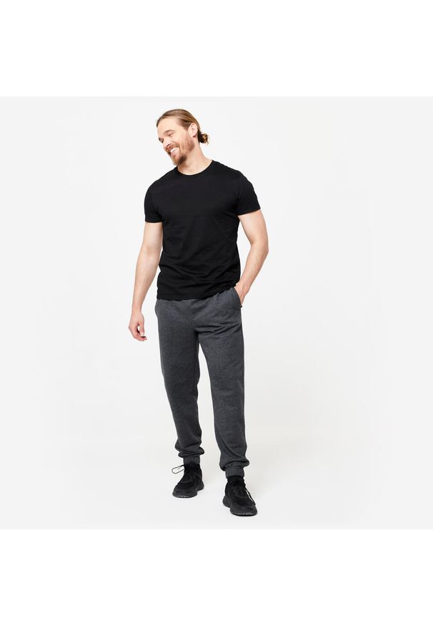 DOMYOS - Koszulka z krótkim rękawem męska Domyos Gym & Pilates 100 Sportee. Kolor: czarny. Materiał: tkanina, elastan, prążkowany, bawełna, materiał, poliester. Długość rękawa: krótki rękaw. Długość: krótkie. Sport: joga i pilates