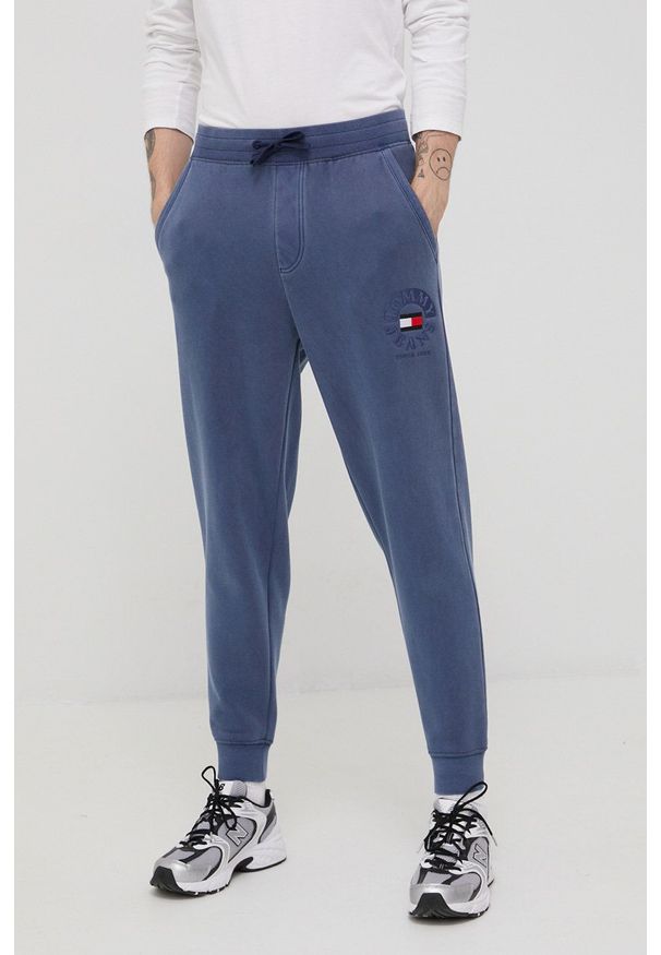 Tommy Jeans spodnie DM0DM12952.PPYY męskie z aplikacją. Kolor: niebieski. Materiał: bawełna. Wzór: aplikacja