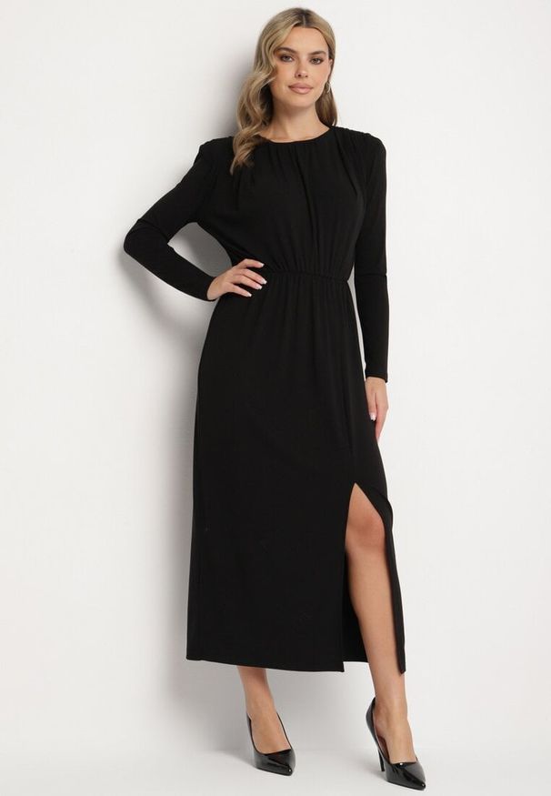 Born2be - Czarna Wiskozowa Sukienka z Gumką w Talii i Eleganckim Rozcięciem Jistaria. Okazja: na co dzień. Kolor: czarny. Materiał: wiskoza. Styl: elegancki
