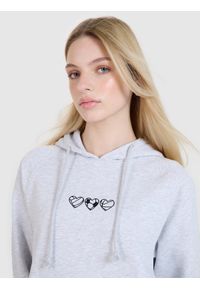 4f - 4F Bluza dresowa nierozpinana z kapturem damska - szara S. Okazja: na co dzień. Typ kołnierza: kaptur. Kolor: szary. Materiał: dresówka. Długość rękawa: raglanowy rękaw. Wzór: gładki, ze splotem, haft. Styl: sportowy, casual