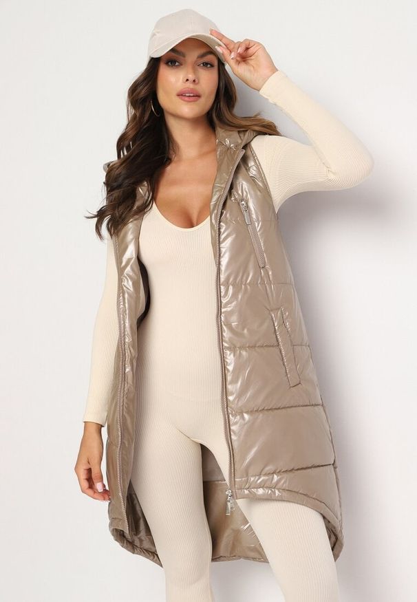 Born2be - Ciemnobeżowa Długa Kamizelka z Kapturem Ozdobiona Imitacją Kieszeni Mavaria. Typ kołnierza: kaptur. Kolor: beżowy. Materiał: jeans. Długość: długie. Wzór: aplikacja. Sezon: jesień, wiosna. Styl: sportowy, klasyczny, elegancki