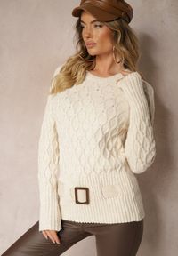 Renee - Beżowy Sweter w Delikatny Splot z Ozdobną Klamrą i Paskiem na Dole Rievea. Okazja: do pracy. Kolor: beżowy. Materiał: jeans. Długość rękawa: długi rękaw. Długość: długie. Wzór: ze splotem. Styl: elegancki