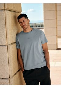 4f - T-shirt regular z bawełny organicznej męski 4F x Robert Lewandowski. Kolor: niebieski. Materiał: bawełna. Długość: długie. Wzór: nadruk, aplikacja