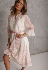 Renee - Różowa Pudełkowa Sukienka Zdobiona Haftem i Falbankami z Wiązanym Paskiem Zritine. Typ kołnierza: kołnierz z falbankami. Kolor: różowy. Wzór: aplikacja, haft. Styl: boho #6