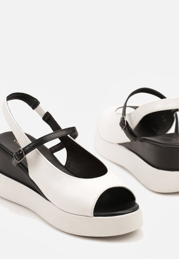 Renee - Białe Sandały Vices na Platformie z Paskiem ze Sprzączką Reavia. Okazja: na spacer, na co dzień, na spotkanie biznesowe. Zapięcie: pasek. Kolor: biały. Sezon: lato. Obcas: na platformie. Styl: casual, biznesowy, elegancki, klasyczny