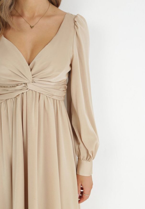 Born2be - Beżowa Rozkloszowana Sukienka z Supełkiem przy Dekolcie i Falbanką na Dole Viviela. Kolor: beżowy. Materiał: materiał. Długość rękawa: długi rękaw. Długość: midi