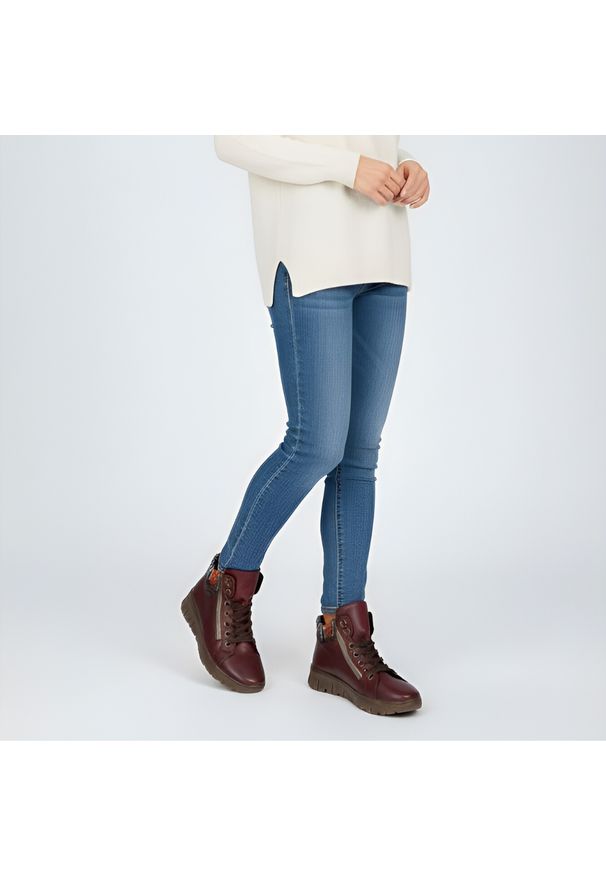 Czerwone Botki Rieker Ocieplane Buty Damskie. Okazja: na co dzień, na spacer. Zapięcie: sznurówki. Kolor: czerwony. Materiał: dzianina, skóra. Szerokość cholewki: normalna. Wzór: kolorowy. Sezon: zima, jesień. Styl: casual