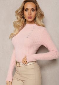 Renee - Jasnoróżowy Wełniany Sweter z Biżuteryjnymi Guzikami i Dłuższym Włosiem Tuvelio. Kolor: różowy. Materiał: wełna. Długość: długie