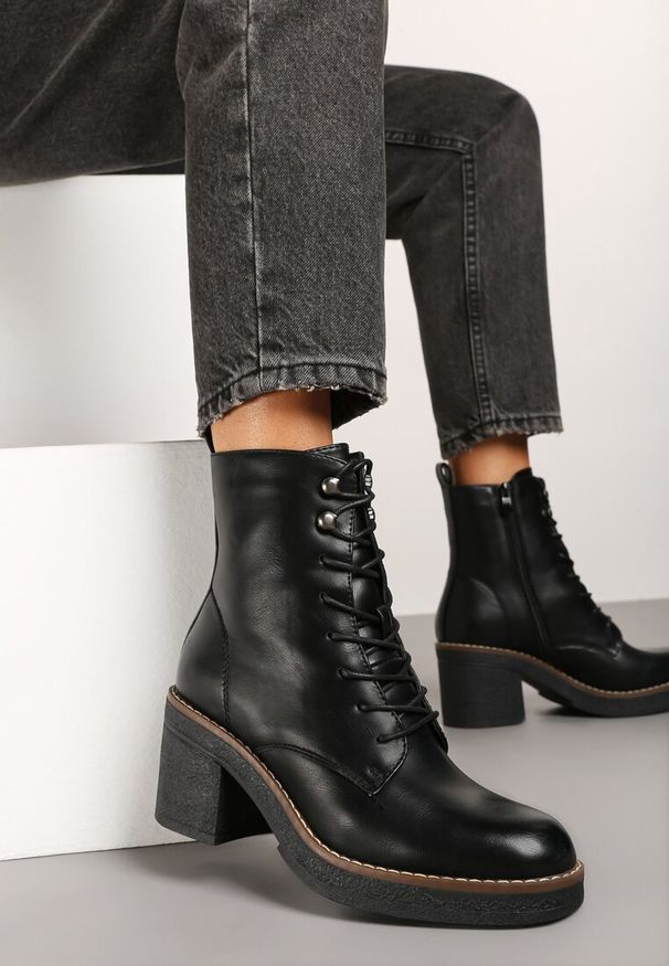 Renee - Czarne Botki na Słupkowym Obcasie ze Sznurowaną Cholewką i Ozdobną Podeszwą Zinnavea. Kolor: czarny. Materiał: jeans. Szerokość cholewki: normalna. Obcas: na obcasie. Styl: wizytowy, elegancki. Wysokość obcasa: średni