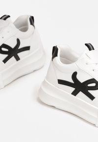 Born2be - Biało-Czarne Sneakersy na Platformie Mosila. Nosek buta: okrągły. Zapięcie: sznurówki. Kolor: biały. Materiał: materiał. Szerokość cholewki: normalna. Obcas: na platformie #2