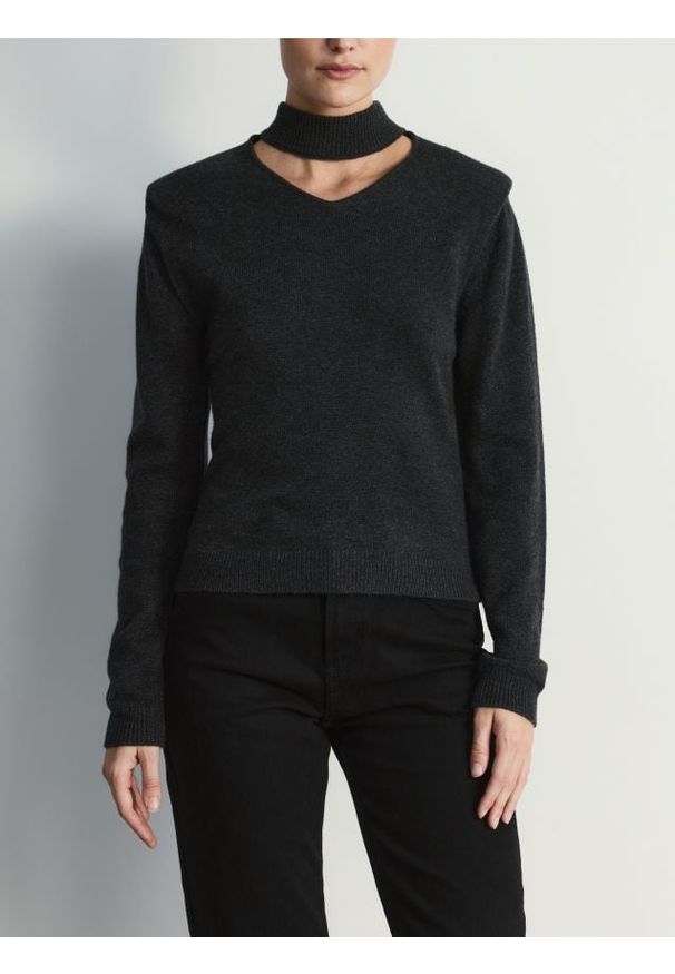 Reserved - Sweter z dekoracyjną stójką - ciemnoszary. Typ kołnierza: kołnierzyk stójkowy. Kolor: szary. Materiał: dzianina, wełna
