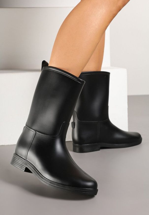 Born2be - Czarne Kalosze w Minimalistycznym Stylu Kaliris. Okazja: na co dzień. Kolor: czarny. Materiał: jeans. Wzór: aplikacja. Sezon: jesień. Styl: casual