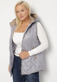 Born2be - Ciemnoszara Pikowana Kamizelka z Odpinanym Kapturem Rilanisa. Okazja: na co dzień. Kolor: szary. Materiał: jeans. Styl: klasyczny, casual, elegancki