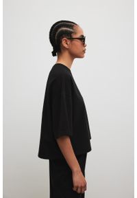 Marsala - Tshirt typu oversize w kolorze BLACK - GALAXY-S/M. Materiał: bawełna, dzianina, materiał, elastan. Styl: klasyczny