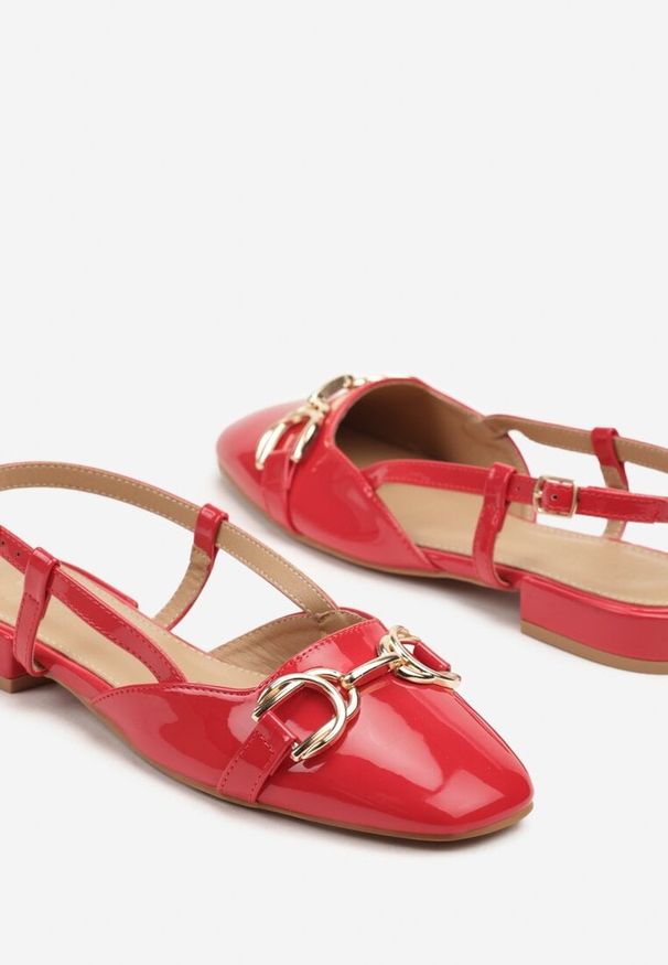 Renee - Czerwone Sandały Lakierowane Slingback Ozdobione Metalową Aplikacją Sonoriana. Okazja: na co dzień. Zapięcie: sprzączka. Kolor: czerwony. Materiał: lakier. Wzór: aplikacja. Obcas: na obcasie. Styl: elegancki, casual. Wysokość obcasa: średni