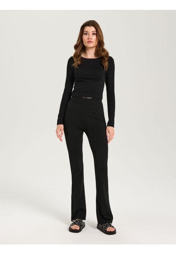 Sinsay - Spodnie flare - czarny. Kolor: czarny