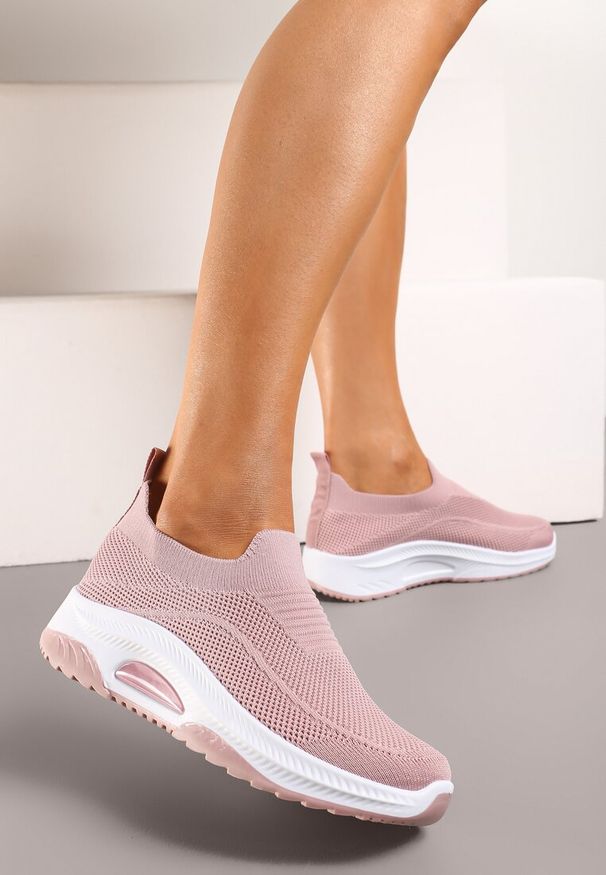 Renee - Różowe Casualowe Buty Sportowe na Grubszej Podeszwie Ozdobione Perforacją Fiovena. Okazja: na co dzień. Kolor: różowy. Materiał: jeans. Wzór: aplikacja