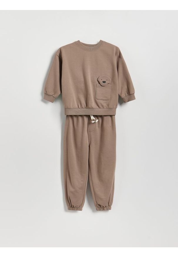 Reserved - Komplet oversize z aplikacją - brązowy. Kolor: brązowy. Materiał: dzianina, bawełna. Wzór: aplikacja