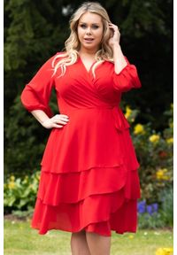 KARKO - Sukienka szyfonowe falbanki ekskluzywna kopertowa NARCYZA czerwona PROMOCJA. Okazja: na wesele, na komunię, na ślub cywilny. Typ kołnierza: kołnierz z falbankami. Kolekcja: plus size. Kolor: czerwony. Materiał: szyfon. Sezon: lato. Typ sukienki: kopertowe. Długość: midi #1