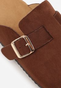 Born2be - Ciemnobrązowe Klapki z Ozdobnym Paskiem i Klamrą Calevelis. Nosek buta: okrągły. Kolor: brązowy. Materiał: jeans. Obcas: na obcasie. Styl: elegancki, klasyczny. Wysokość obcasa: średni #3