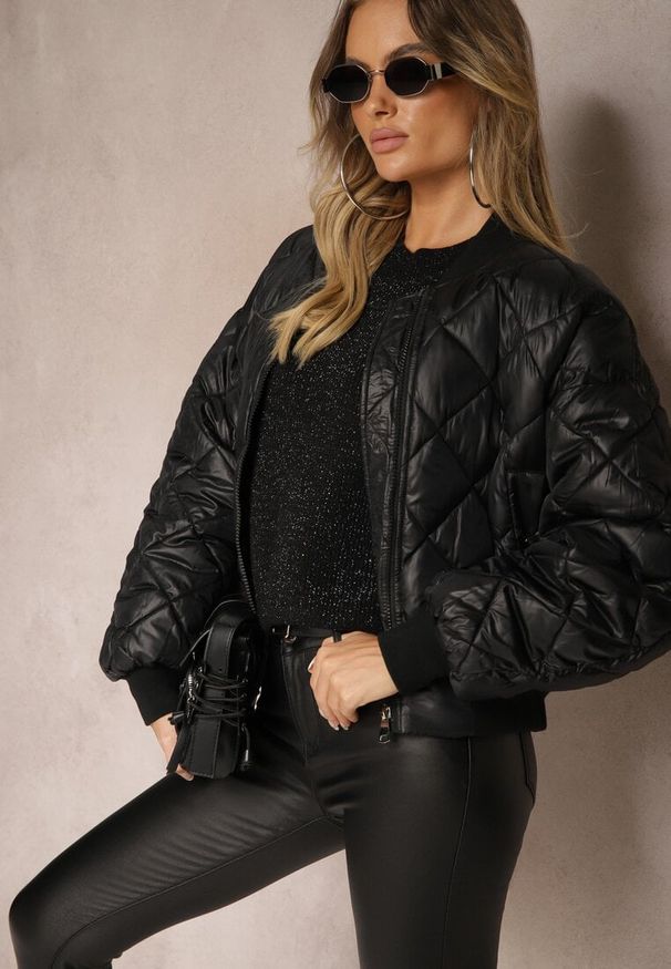 Renee - Czarny Sweter z Wiskozą Ozdobiony Metaliczną Nicią Lialicia. Kolor: czarny. Materiał: wiskoza. Wzór: aplikacja. Sezon: zima