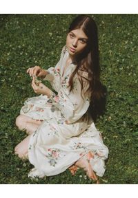 JENESEQUA - Jedwabna sukienka Annecy. Kolor: beżowy. Materiał: jedwab. Wzór: kwiaty, nadruk. Typ sukienki: dopasowane