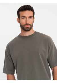 Ombre Clothing - T-shirt bawełniany męski LOOSE FIT z okrągłym dekoltem – ciemnooliwkowy V7. Okazja: na co dzień. Kolor: oliwkowy. Materiał: bawełna. Styl: casual #3