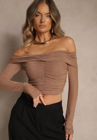 Renee - Ciemnobeżowa Drapowana Bluzka VICES z Odkrytymi Ramionami i Siateczkowymi Rękawami Atevite. Okazja: na co dzień. Kolor: beżowy. Materiał: jeans. Styl: casual