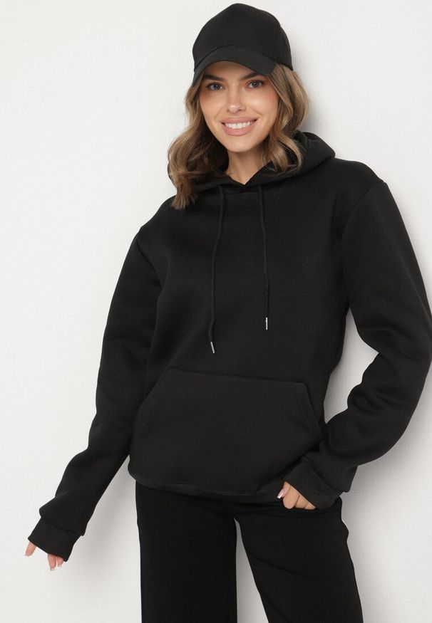 Born2be - Czarna Bluza z Kapturem i Kangurkową Kieszenią Envila. Okazja: na co dzień. Typ kołnierza: kaptur. Kolor: czarny. Materiał: jeans. Styl: casual, elegancki
