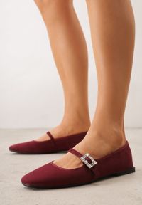 Born2be - Bordowe Balerinki z Imitacji Zamszu z Paskiem z Biżuteryjną Klamerką Elintora. Okazja: na co dzień, do pracy, na spotkanie biznesowe. Zapięcie: pasek. Kolor: czerwony. Materiał: zamsz. Styl: klasyczny, casual, biznesowy, elegancki #5