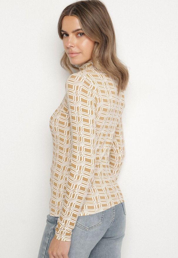 Born2be - Biało-Beżowa Bawełniana Bluzka z Golfem i Długim Rękawem w Geometryczny Wzór Vilitila. Okazja: na co dzień. Typ kołnierza: golf. Kolor: biały. Materiał: bawełna. Długość rękawa: długi rękaw. Długość: długie. Wzór: geometria. Styl: casual, elegancki