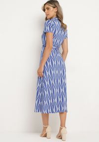 Born2be - Niebieska Sukienka Koszulowa w Geometryczny Wzór Zapinana na Guziki z Materiałowym Paskiem Thilea. Okazja: na spotkanie biznesowe. Kolor: niebieski. Materiał: materiał. Wzór: geometria. Typ sukienki: koszulowe. Styl: biznesowy #4
