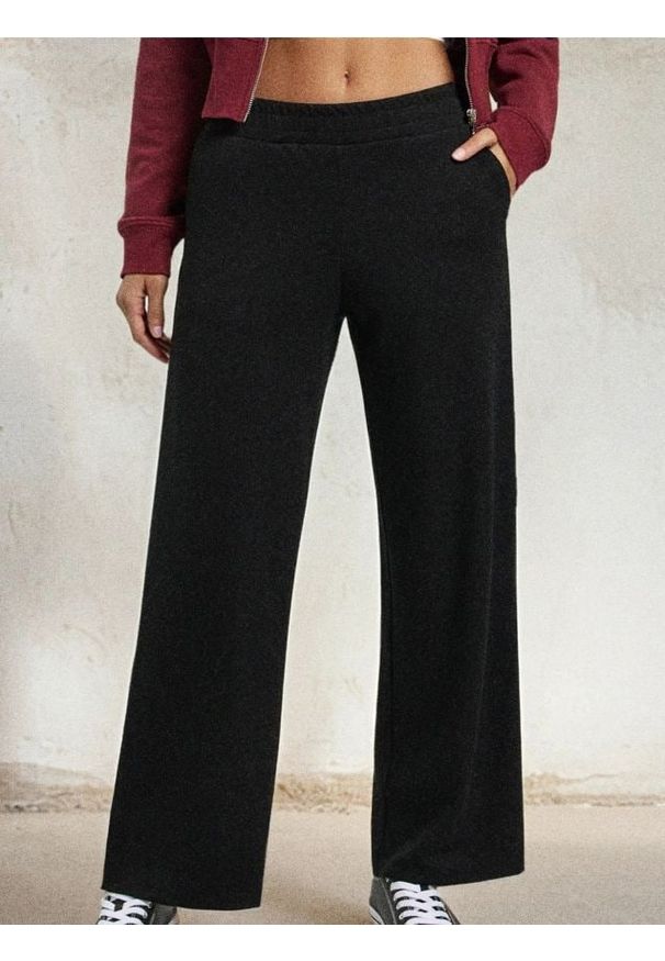 Sinsay - Spodnie dresowe z szerokimi nogawkami soft touch - czarny. Kolor: czarny. Materiał: dresówka