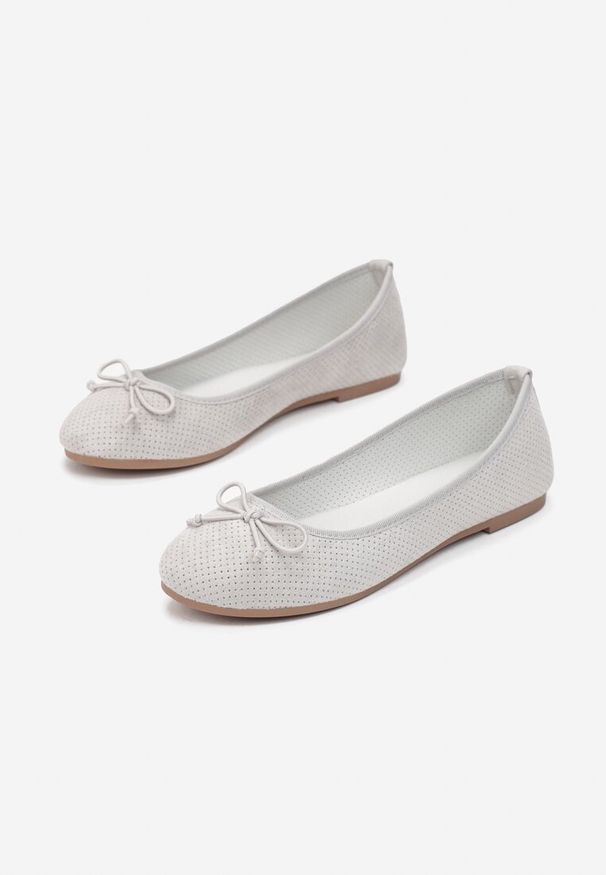 Renee - Szare Balerinki Sthugnaela. Okazja: na co dzień. Zapięcie: bez zapięcia. Kolor: szary. Wzór: aplikacja. Obcas: na płaskiej podeszwie. Styl: casual, elegancki