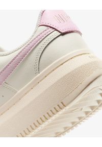 Nike - NIKE COURT VISION ALTA TRK3 Sneakersy damskie. Okazja: na spacer, na co dzień. Kolor: kremowy. Materiał: skóra, syntetyk, materiał. Model: Nike Court. Sport: turystyka piesza #4