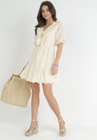 Born2be - Beżowa Sukienka z Ażurowej Tkaniny z Gumką w Pasie i Falbankami Culissa. Typ kołnierza: kołnierz z falbankami. Kolor: beżowy. Materiał: tkanina. Wzór: ażurowy #3